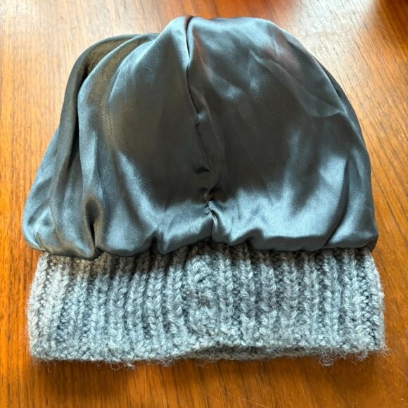 Satin-Lined Grey Pom Pom Beanie Hat - Picture 2 of 2
